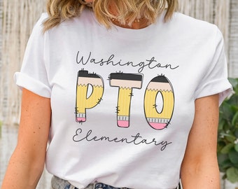 Peut inclure: T-shirt blanc avec le texte "Washington PTO Elementary" en écriture noire. Les lettres "PTO" sont faites de crayons jaunes avec des gommes roses.
