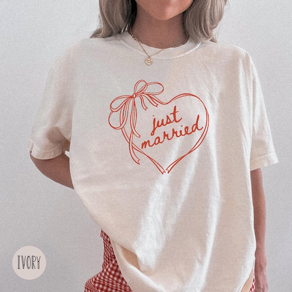 Just Married Shirt, Wedding Shirt Gift, Newlywed Shirt Gift for Bride, Mrs Comfort Colors® Shirt, Honeymoon Tee Shirt, Coquette Bow Shirt