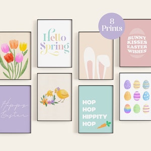 Op de afbeelding: Set van acht printbare wandkunstprints met een paasthema. De prints bevatten illustraties van tulpen, kuikens, konijnen, eieren en tekst die "Hello Spring", "Happy Easter", "Bunny Kisses Easter Wishes" en "Hop Hop Hippity Hop" zegt.