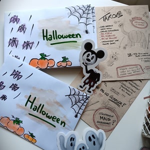 Pochette Halloween - 1 carte postale et 1 sticker aléatoires
