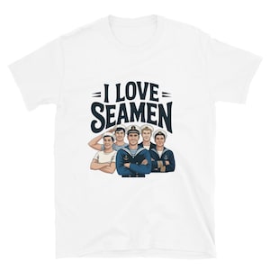 Puede incluir: Camiseta blanca con el texto negro "I LOVE SEAMEN" sobre un gráfico de cinco hombres con uniformes de marineros. Los hombres se representan con varios tonos de piel y peinados, algunos con gorras de marinero.