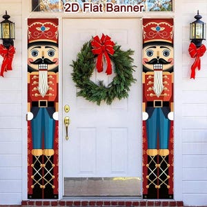 Puede incluir: Dos pancartas rojas y negras de cascanueces flanquean una puerta blanca con una corona verde y un lazo rojo. Las pancartas presentan un diseño de soldado cascanueces con pantalones azules y un sombrero alto. El texto "2D Flat Banner" está en la parte superior.