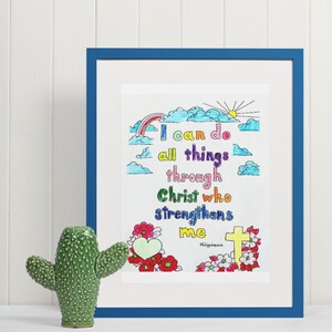 Könnte beinhalten: Ein gerahmter Druck mit einer farbenfrohen Illustration eines Regenbogens, Wolken und Blumen. Der Text lautet "Ich kann alles durch Christus, der mich stärkt." Philipper 4,13.