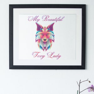 Pode incluir: Uma impressão emoldurada com um design de raposa geométrico colorido e o texto "My Beautiful Foxy Lady".