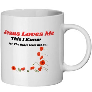 Op de afbeelding: Witte keramische mok met een zwart en rood ontwerp. De mok heeft de tekst "Jesus Loves Me This I Know For The Bible tells me so." en een afbeelding van rode klaprozen die in de wind waaien.