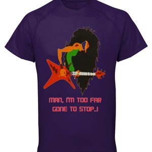 Könnte beinhalten: Lilafarbenes T-Shirt mit einem Grafikdruck eines Comic-Charakters, der eine rote E-Gitarre spielt. Der Text "Man, I'm too far gone to stop..." ist in Pink unter dem Grafikdruck aufgedruckt.