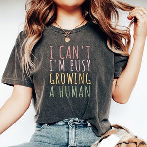 Camiseta divertida para mamá, camiseta de mamá, camiseta divertida de embarazo, camiseta de mamá, camiseta divertida de mamá, camiseta premium unisex para hombre y mujer con anuncio de embarazo