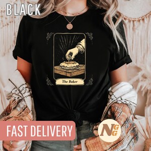 Der Bäcker Tarot-Shirt, Mystisches Backen Grafik T-Shirt, Vintage Ästhetik, Geschenk für Bäcker und Tarot-Liebhaber, Boho-Stil