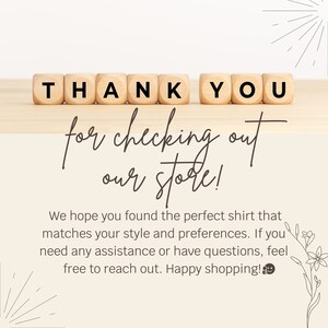 Puede incluir: Bloques de madera que deletrean "THANK YOU" sobre una superficie de madera clara. El texto "for checking out our store!" est&aacute; escrito en cursiva debajo de los bloques. El texto "We hope you found the perfect shirt that matches your style and preferences. If you need any assistance or have questions, feel free to reach out. Happy shopping!" est&aacute; escrito debajo del texto en cursiva.