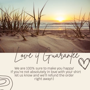 Puede incluir: Una escena de playa con una puesta de sol en el fondo. El texto "Love it Guarantee" est&aacute; escrito en cursiva con un s&iacute;mbolo de coraz&oacute;n. El texto debajo dice "We are 100% sure to make you happy! If you're not absolutely in love with your shirt let us know and we'll refund the order right away!:"