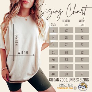 Puede incluir: Tabla de tallas para una camiseta unisex, que muestra las medidas en cent&iacute;metros para las tallas S a 4XL. La tabla incluye las medidas de longitud y anchura. La tabla tambi&eacute;n incluye el texto "Gildan 2000, Unisex Sizing" y el logotipo de Oeko-Tex Standard 100.