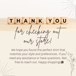 Puede incluir: Bloques de madera que deletrean "THANK YOU" sobre una superficie de madera marr&oacute;n claro. El texto "for checking out our store!" est&aacute; escrito en cursiva debajo de los bloques. El texto "We hope you found the perfect shirt that matches your style and preferences. If you need any assistance or have questions, feel free to reach out. Happy shopping!" est&aacute; escrito debajo del texto en cursiva.