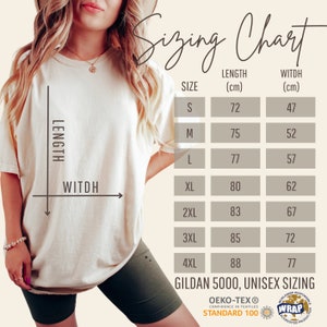 Puede incluir: Tabla de tallas unisex para camisetas Gildan 5000, que muestra las medidas de longitud y ancho en cent&iacute;metros para las tallas S a 4XL. La tabla tambi&eacute;n incluye el logotipo de Oeko-Tex Standard 100.