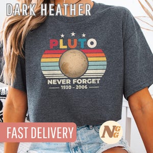 Pluto T-shirt, rolig retro rymdskjorta, glöm aldrig design, nostalgi för rymdfans, presentidé för astronomiälskare