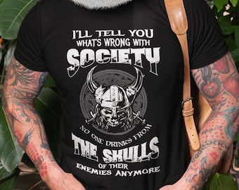 Camiseta con calavera vikinga: "Ya nadie bebe de las calaveras"