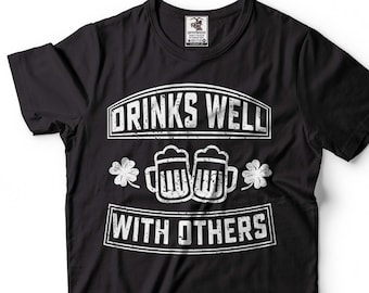 Camiseta do time irlandês de bebidas: camiseta com trevo e trevo do Dia de São Patrício