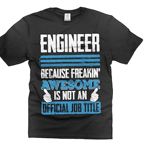 Puede incluir: Camiseta negra con texto blanco que dice "Engineer because freakin' awesome is not an official job title". El texto está rodeado de rayas azules y dos pulgares hacia arriba.