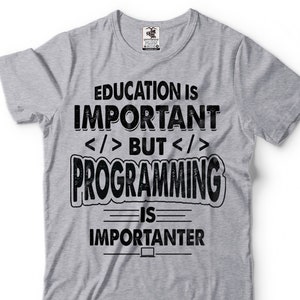Op de afbeelding: Grijs T-shirt met de tekst "Opleiding is belangrijk </> maar </> Programmeren is belangrijker".