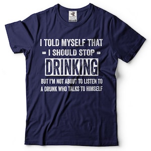 Puede incluir: Camiseta azul marino con un gráfico blanco desgastado que dice "Me dije a mí mismo que - debería dejar de - beber, pero no voy a escuchar a un borracho que se habla a sí mismo."