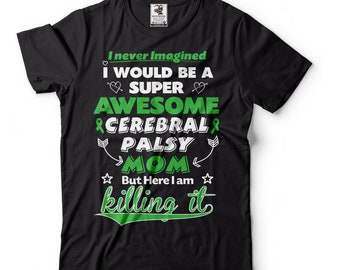 Może przedstawiać: Czarny T-shirt z zielonym tekstem, który brzmi: "Nigdy nie wyobrażałam sobie, że będę super niesamowitą mamą z mózgowym porażeniem dziecięcym, ale oto jestem i daję radę!" Tekst jest otoczony sercami, strzałkami i gwiazdami.
