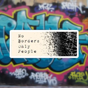 Può includere: Un adesivo con la scritta "No Borders Only People" in un font vintage, su uno sfondo di colorati graffiti. L'adesivo presenta un design a mezzitoni sul lato destro.