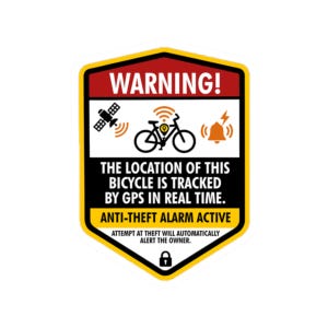 Op de afbeelding: Een schildvormige waarschuwingssticker met een rode bovenbalk met de tekst WARNING!. Het bevat iconen van een satelliet, een fiets met een locatiepin en een bel. De tekst vermeldt dat de fiets via GPS wordt gevolgd en een alarm heeft.