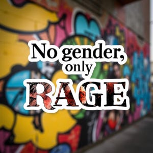 Może przedstawiać: Naklejka z napisem "No gender, only RAGE" w czarnym kolorze. Słowo "RAGE" ma teksturowany, czerwono-czarny wzór. Tło to kolorowa ściana z graffiti.