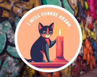 Puede incluir: Pegatina redonda con un gato negro sosteniendo una vela roja con llama. El texto "I WILL CHOOSE ARSON" está arriba. El fondo es melocotón, con una pared de graffiti al fondo.