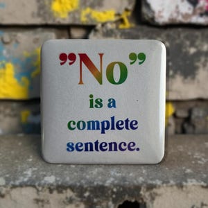Könnte beinhalten: Quadratischer weißer Button mit dem Text "No" in Regenbogenfarben, gefolgt von "is a complete sentence." Der Button befindet sich vor einem strukturierten, grau-gelben Hintergrund.