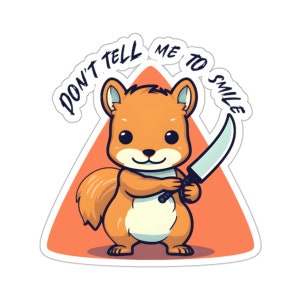Può includere: Un adesivo con un cartone animato di uno scoiattolo che tiene un coltello. Lo scoiattolo è arancione e bianco, su un triangolo arancione. Il testo "DON'T TELL ME TO SMILE" è arcuato sopra lo scoiattolo.