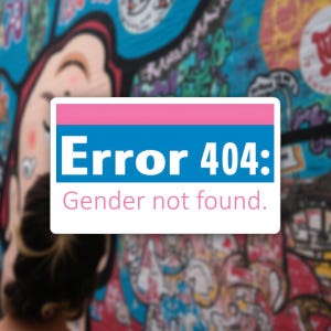 Puede incluir: Una pegatina con un diseño rosa y azul, con el texto "Error 404: Género no encontrado". La pegatina se encuentra sobre un fondo de graffiti colorido y borroso.