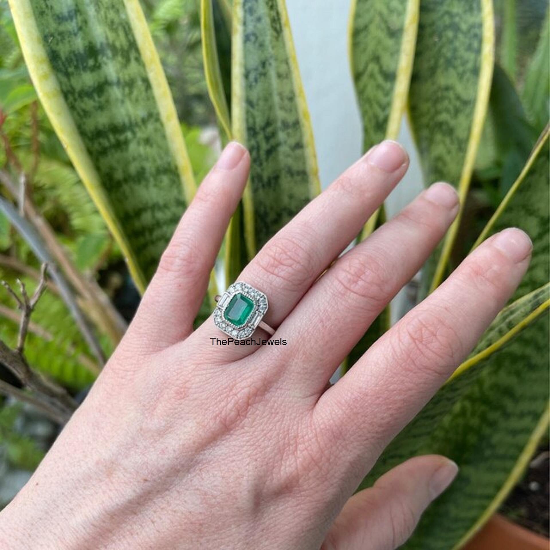 1880s Art Deco 2.50 Ct Green Emerald & Diamond Vintage Halo