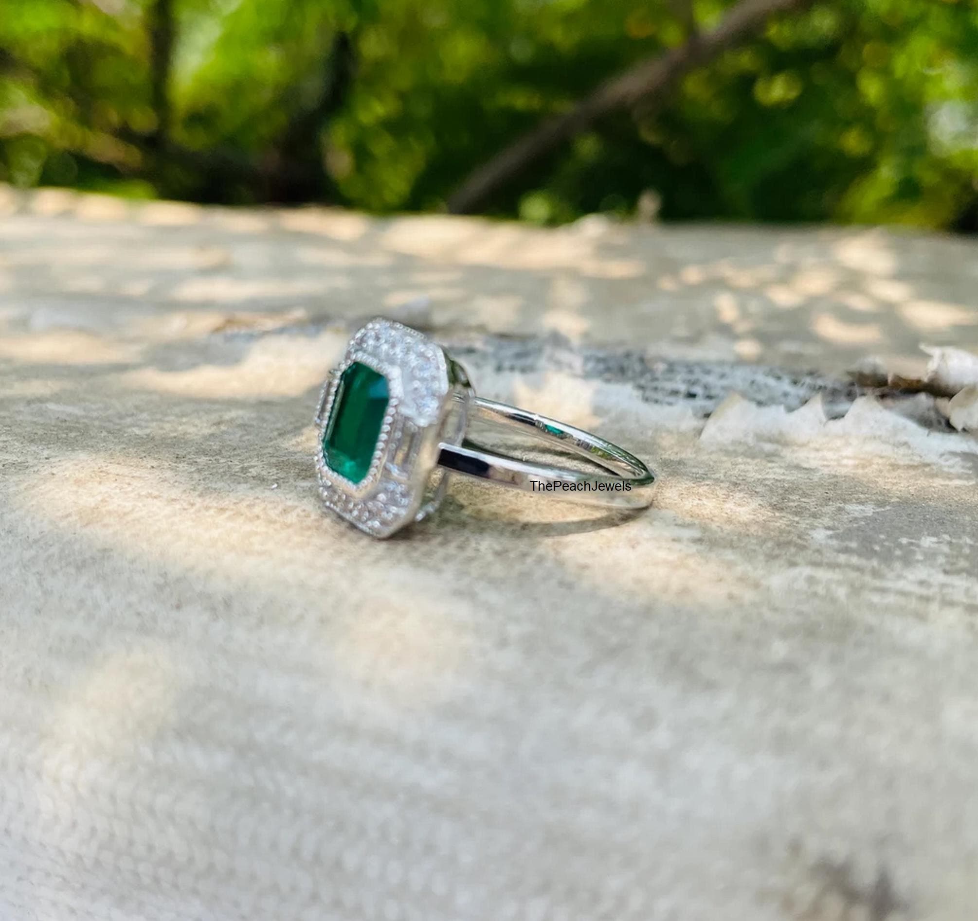 1880s Art Deco 2.50 Ct Green Emerald & Diamond Vintage Halo