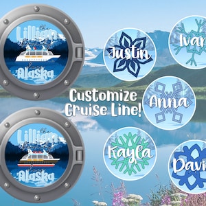 Peut inclure: Un ensemble de six autocollants ronds personnalisés avec des motifs de bateau de croisière et de flocons de neige. Les autocollants présentent les noms "Lillien Family", "Justin", "Ivan", "Anna", "Kayla" et "David".