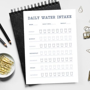 Op de afbeelding: Een printbare dagelijkse waterinnametracker met een zwart-wit ontwerp. De tracker bevat een sectie voor de week, het dagelijkse doel en het resultaat. Hij bevat ook een raster met glazen om de waterinname voor elke dag van de week bij te houden.
