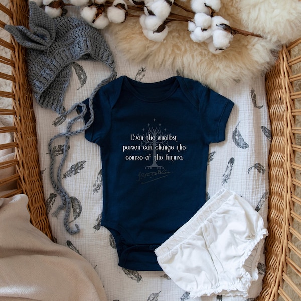 Selbst die kleinste Person JRR Tolkien Baby Body, katholisches Zitat, LOTR, Hobbit, Baby Shower, englische Literatur Geschenk