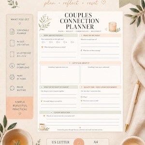 Op de afbeelding: Een printbare Couples Connection Planner met secties voor gevoelens, behoeften en reflectie. De pagina bevat tekstkoppen, schrijflijnen en botanische illustraties, gepresenteerd met een pen, een theekopje en een kaars.