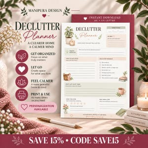 Pode incluir: Uma folha imprimível Declutter Planner com seções para intenções diárias, listas de verificação e reflexão. O documento inclui ilustrações de uma planta, uma vela, uma cesta e uma xícara de café, com texto em inglês.