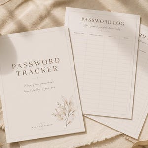 Peut inclure: Trois feuilles de papier blanc cassé présentant une mise en page de suivi et de journal de mots de passe avec du texte brun foncé. Les pages incluent des en-têtes, des colonnes pour site, identifiant, mot de passe et notes.