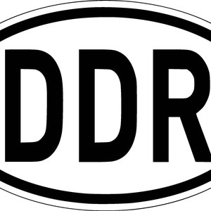 Könnte beinhalten: Ein Schwarzweißbild eines durchgehenden schwarzen Hintergrunds.