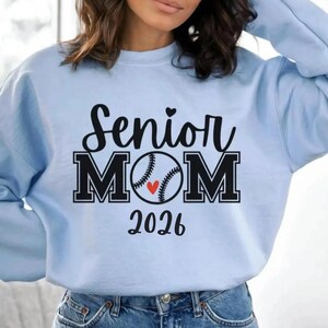 Sweatshirt senior moeder 2026, gepersonaliseerde honkbalmoeder ronde hals, aangepaste naam en rugnummer, cadeau moeder senior nachtsport afbeelding 4