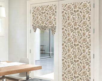 Puede incluir: Un par de puertas de cristal blancas con un estampado floral en tonos beige, marrón y verde apagado. Una puerta tiene un estor plegable parcialmente subido con el mismo estampado, mientras que la otra está totalmente cubierta.