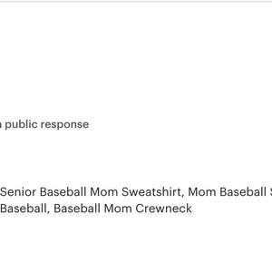 Op de afbeelding: Een beige sweatshirt met de tekst "Senior Mom 2025" in zwart. Het sweatshirt heeft een baseball-afbeelding en is een aangepast ontwerp.