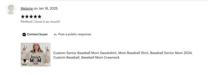 Op de afbeelding: Een beige sweatshirt met de tekst "Senior Mom 2025" in zwart. Het sweatshirt heeft een baseball-afbeelding en is een aangepast ontwerp.