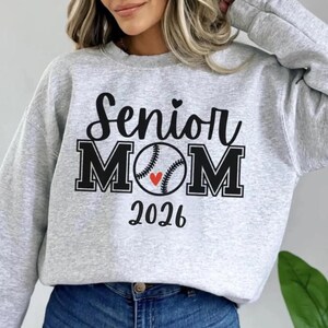 Sweatshirt senior moeder 2026, gepersonaliseerde honkbalmoeder ronde hals, aangepaste naam en rugnummer, cadeau moeder senior nachtsport afbeelding 5