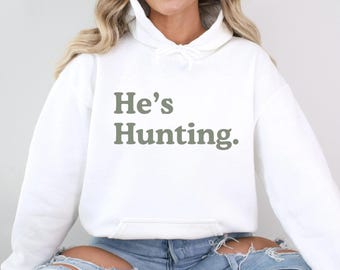Er jagt Hoodie - Lustiges Sweatshirt für Jagdfrauen
