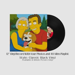Pode incluir: Um disco de vinil preto de 30 cm com uma imagem personalizada de uma família e seu cão. O disco inclui uma lista de reprodução de 40 minutos. O texto na imagem diz "12" Vinyl Record With Your Photos and 40-Mins Playlist".