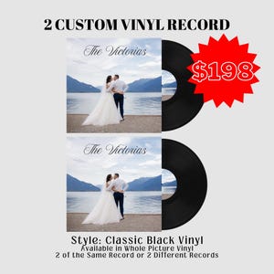 Pode incluir: Dois discos de vinil pretos personalizados com uma foto de casamento de um casal na margem de um lago. O texto "The Victorias" está impresso em cada disco. O preço é de 198 €.