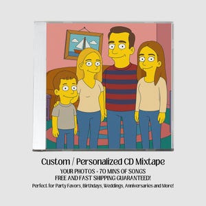 Pode incluir: Uma caixa de CD com um retrato de família de desenho animado. A família é composta por um pai com uma camisa listrada, uma mãe, uma filha e um filho. A caixa do CD tem o texto "Custom / Personalized CD Mixtape".