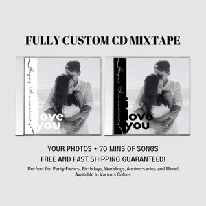 Pode incluir: Duas imagens em preto e branco de um casal se abraçando em uma praia. As imagens estão em uma caixa de CD com o texto "Happy Anniversary" e "love you" em cada lado. O texto está em uma fonte de escrita em preto e branco.